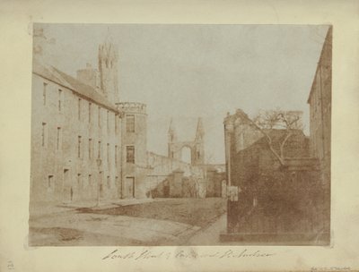 Das Ostende der South Street, St. Andrews, mit den Kathedralruinen in der Ferne. von Hill and Adamson