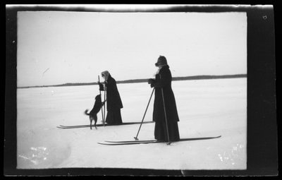 Blenda und Elsa Simberg beim Skifahren, auch Balu auf der Skitour von Hugo Simberg