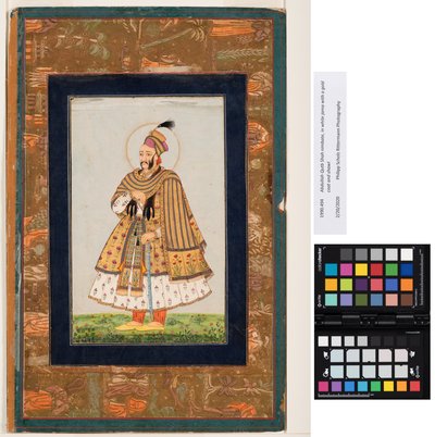 Abdullah Qutb Shah mit Nimbus, in weißem Jama mit goldenem Mantel und Schal, ca. 1680 von Indian School