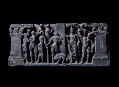 Kunst von Gandhara (oder Greco-Buddhismus): „Bogenschützen von Devadatta greifen Gautama Buddha an“ Relief der Gandhara-Schule - 2. bis 4. Jahrhundert - Indian Museum, Kalkutta, Indien von Indian School
