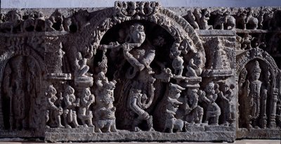 Hinduismus: „Krishna als Venugopala, Meister der Flötenkühe“ Schwarze Steinskulptur, mittlerer Teil. 12. Jahrhundert aus Halebidu, Mysore - Kalkutta, Indian Museum von Indian School