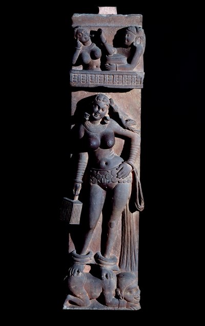 Hinduismus: Darstellung einer Yakshini, Naturgeist, hält einen Käfig und einen Papagei, sie steht auf einem Zwerg - Skulptur von Mathura, Sandstein, 2. Jahrhundert von Indian School