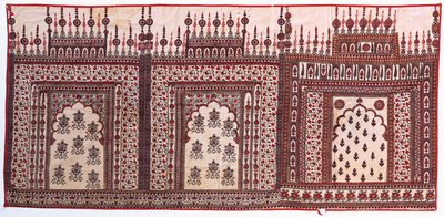 Drei Chintz-Gebetsbögen als ein einzelnes Hängestück montiert von Indian School