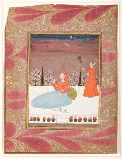 Frau sitzt auf einer Terrasse mit einer Dienerin mit einem Chauri, ca. 1735 von Indian School