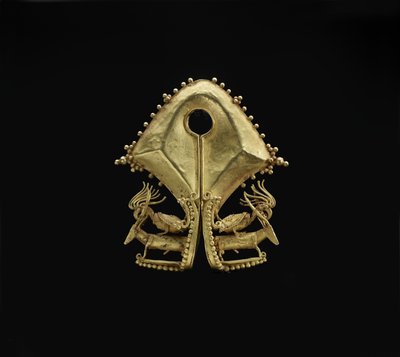 Mamuli, Anhänger mit Kakadus auf Hirschen, Sumba-Inselvölker, ca. 19. Jahrhundert von Indonesian School