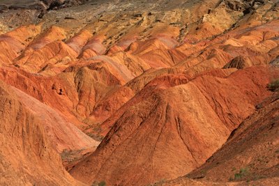 Bei den farbigen Felsen nahe dem Campingplatz in Wu Cai Wan in der Wüste Gobi, Xinjiang, 2007 (Foto) von Ira Block