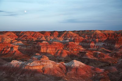 Bunte Felsen in der Nähe von Wu Cai Wan in der Gobi-Wüste, Xinjiang, Westchina von Ira Block