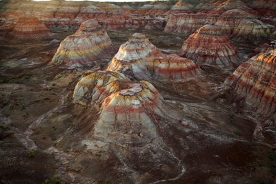 Bunte Felsen in der Nähe von Wu Cai Wan in der Wüste Gobi, Xinjiang, Westchina, 2007 (Foto) von Ira Block