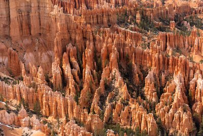 Hoodoos - durch Erosion entstandene Türme - im Bryce Canyon Nationalpark in Utah, 2019 von Ira Block