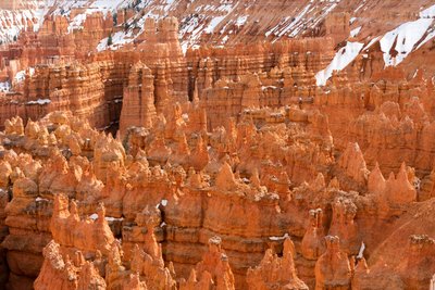 Hoodoos - durch Erosion entstandene Türme - im Bryce Canyon Nationalpark in Utah, 2019 von Ira Block