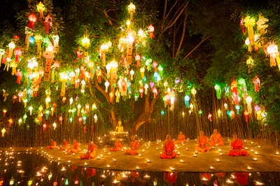 Novizenmönche im Wat Phan Thao während des Loy Krathong Festivals (Yee Peng) in Chiangmai, Thailand, 2019 (Foto) von Ira Block