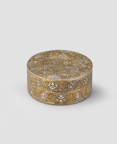 Zylindrische Schachtel mit Deckel, aus graviertem Messing mit Silber eingelegt, mit späterer Vergoldung und möglicher Hinzufügung eines inneren Bandes, 1400-ca. 1525 von Iranian School