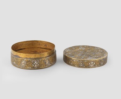 Zylindrische Schachtel mit Deckel, aus graviertem Messing mit Silber eingelegt, mit späterer Vergoldung und möglicher Hinzufügung eines inneren Bandes, 1400-ca. 1525 von Iranian School