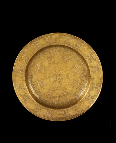 Schale aus graviertem Messing mit Silbereinlagen und späterer Vergoldung, 1575-99 von Iranian School