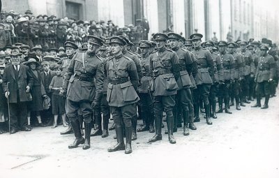 Michael Collins (1890-1922) (links) als Leiter der irischen Freistaatarmee bei der Beerdigung von Arthur Griffith, August 1922 von Irish Photographer