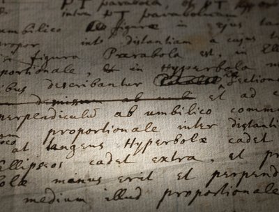 Zwei Seiten von Überarbeitungen der Principia Mathematica von Isaac Newton