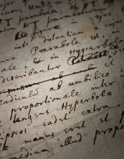 Zwei Seiten von Überarbeitungen der Principia Mathematica von Isaac Newton