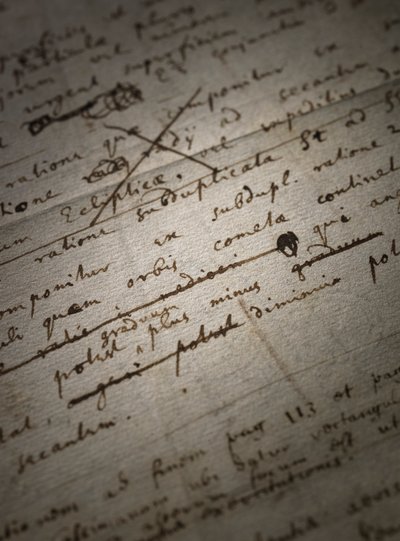Zwei Seiten von Überarbeitungen der Principia Mathematica von Isaac Newton