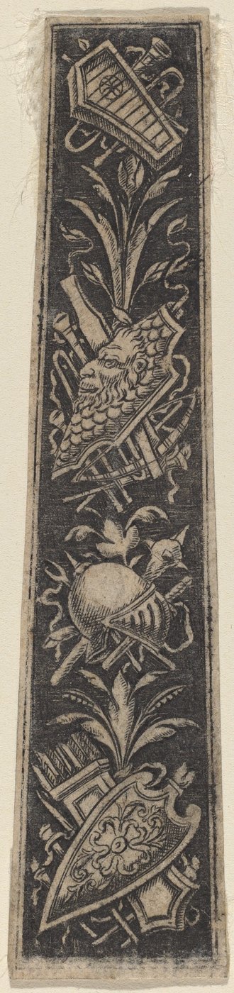 Ornamentplatte mit Rüstung und Musikinstrumenten von Italian 18th or 19th Century