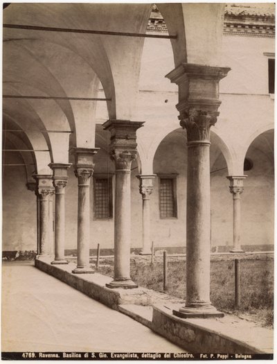 Kreuzgang in der Kirche St. Johannes Evangelist, Ravenna, Emilia-Romagna, Italien, Fotografie von Pietro Poppi, Bologna, ca. 1900 von Italian Photographer