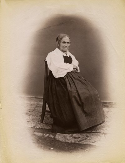 Ältere Frau auf einem Stuhl sitzend, Parre, Lombardei, Italien, Fotografie von Premiata Fotografia Taramelli, Bergamo von Italian Photographer