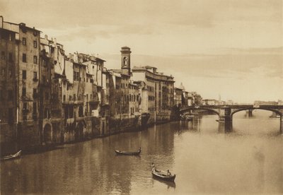 Florenz: Ein Blick auf den Arno mit der Brücke S. Trinita von Italian Photographer