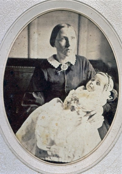 Post-mortem Porträt eines kleinen Mädchens, gehalten von ihrer Mutter, ca. 1855 (s/w Foto) von Italian Photographer