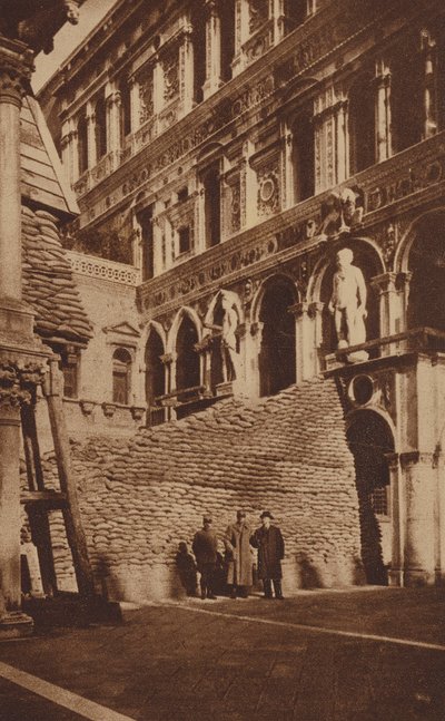 Scala dei Giganti im Dogenpalast, Venedig, geschützt durch Sandsäcke, Erster Weltkrieg von Italian Photographer