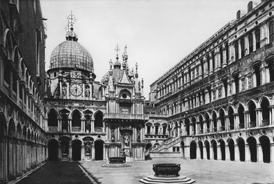 Venedig, Dogenpalast, Der Hof (s/w Foto) von Italian Photographer