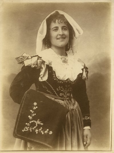Junge Frau in traditioneller Kleidung und Kopfschmuck, Abruzzen, Italien von Italian Photographer