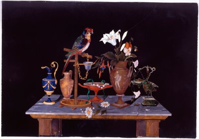 Eine florentinische Pietra-Dura-Plakette mit einem Papagei auf seiner Stange auf einem Tisch mit einer etruskischen Kratervase, einer Blumenvase und Kannen, ca. 1870 von Italian School