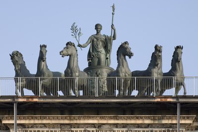 Sechsspänniger Wagen, Detail des Friedensbogens, Mailand, Italien von Italian School