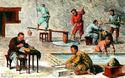 Papierherstellung in China: verschiedene Produktionsstufen von Papierbögen aus der Rinde. Zeichnung von Ivan Pranishnikoff (19. Jahrhundert) Private Sammlung von Ivan Pranishnikoff