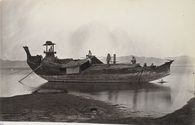 Ein Balkenblick auf ein laung-zat oder Paddy-Boot, das am Ufer des Irrawaddy-Flusses festgemacht ist von J. Jackson