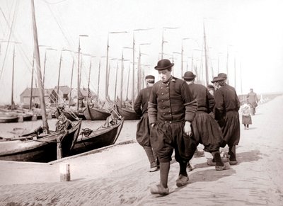 Männer in traditioneller Kleidung, Markeninsel, Niederlande, 1898 von James Batkin