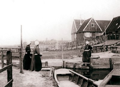 Frauen in traditioneller Kleidung, Marken Island, Niederlande, 1898 von James Batkin