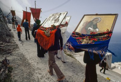 Ikonen werden von der Hauptkirche zum Friedhof gebracht. Olimbos, Karpathos, Griechenland. von James L Stanfield