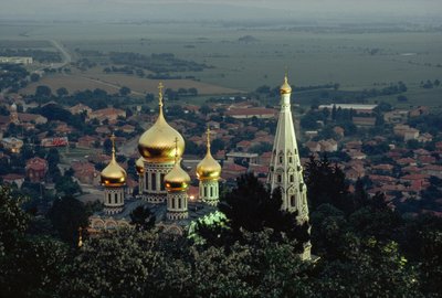 Die Shipka-Gedächtniskirche erhebt vergoldete Kuppeln über das Tal. SHIPKA, TAL DER... von James L Stanfield
