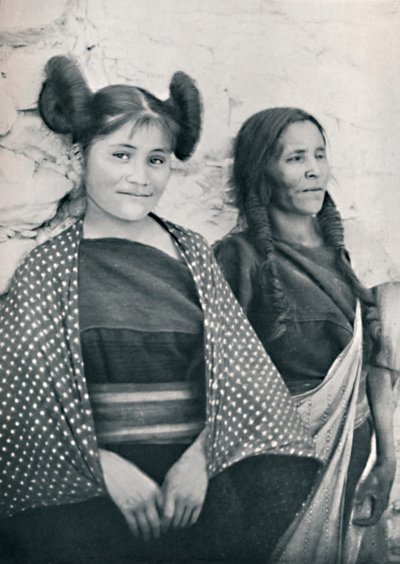 Ein Hopi-Mädchen aus Arizona und ihre Mutter von James and Pierce