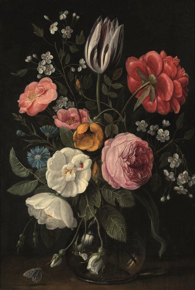 Rosen, eine Tulpe, eine Pfingstrose, eine Kirschblüte und ein Tausendgüldenkraut in einer Glasvase auf einem Sims von Jan van Kessel
