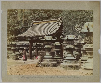 Bronzelaternen vor dem Tempel im Uyeno-Park, Tokio, Japan (handkoloriertes s/w-Foto) von Japanese Photographer