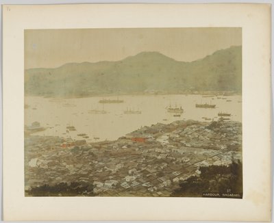 Der Hafen von Nagasaki, Japan (handkoloriertes s/w-Foto) von Japanese Photographer