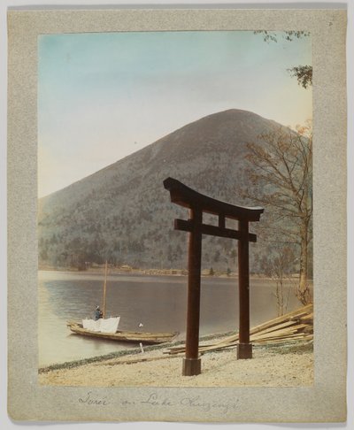 Torii am Chuzenji-See, Nikko, Japan (handkoloriertes s/w Foto) von Japanese Photographer