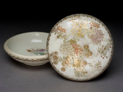 Räucherdose mit Chrysanthemen und geometrischen Mustern, 19. Jahrhundert von Japanese School