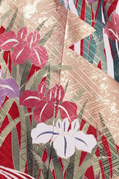 Kimono Furisode (wallende Ärmel) getragen von jungen unverheirateten Frauen zu eleganten Anlässen und Maiko (Lehrling Geisha), Glatte Seide, Hinpaku-Motive, Iris, Detail, Kaga-Yuzen-Färbung, Tokamachi-Webereien, Japanische Zivilisation, 20. Jahrhundert von Japanese School