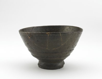 Rakuzan-Keramik Teeschale im Kugibori Irabo-Stil, frühes 18. Jahrhundert von Japanese School