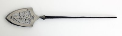 Yanone (Pfeilspitze) vom flachen Typ (hirane) mit durchbrochenem Design von Zeichen, die Berg, Stein und Wasser bedeuten von Japanese School