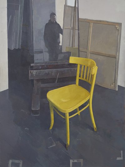 Atelierinterieur mit gelbem Stuhl, 2023 von Jason Line