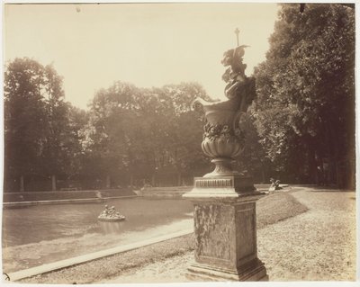 Versailles, Grand Trianon, (Vase aus Blei von Le Lorrain) von Jean Eugène Auguste Atget