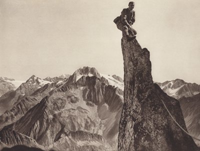 Schweiz: Gendarm auf dem Sonnigwichel, Blick Richtung Oberalpstock von Jean Gaberell